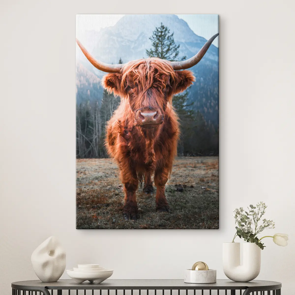 Wandbilder Majestätische Hochlandkuh in üppiger Landschaft s37629