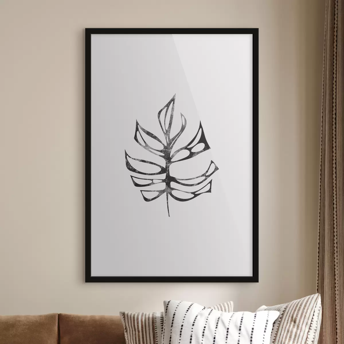 Poster Dekoratives Blatt mit Schnitten und Löchern, tropisch, strukturierte schwarze Farbe, Minimalismus, floral f38342