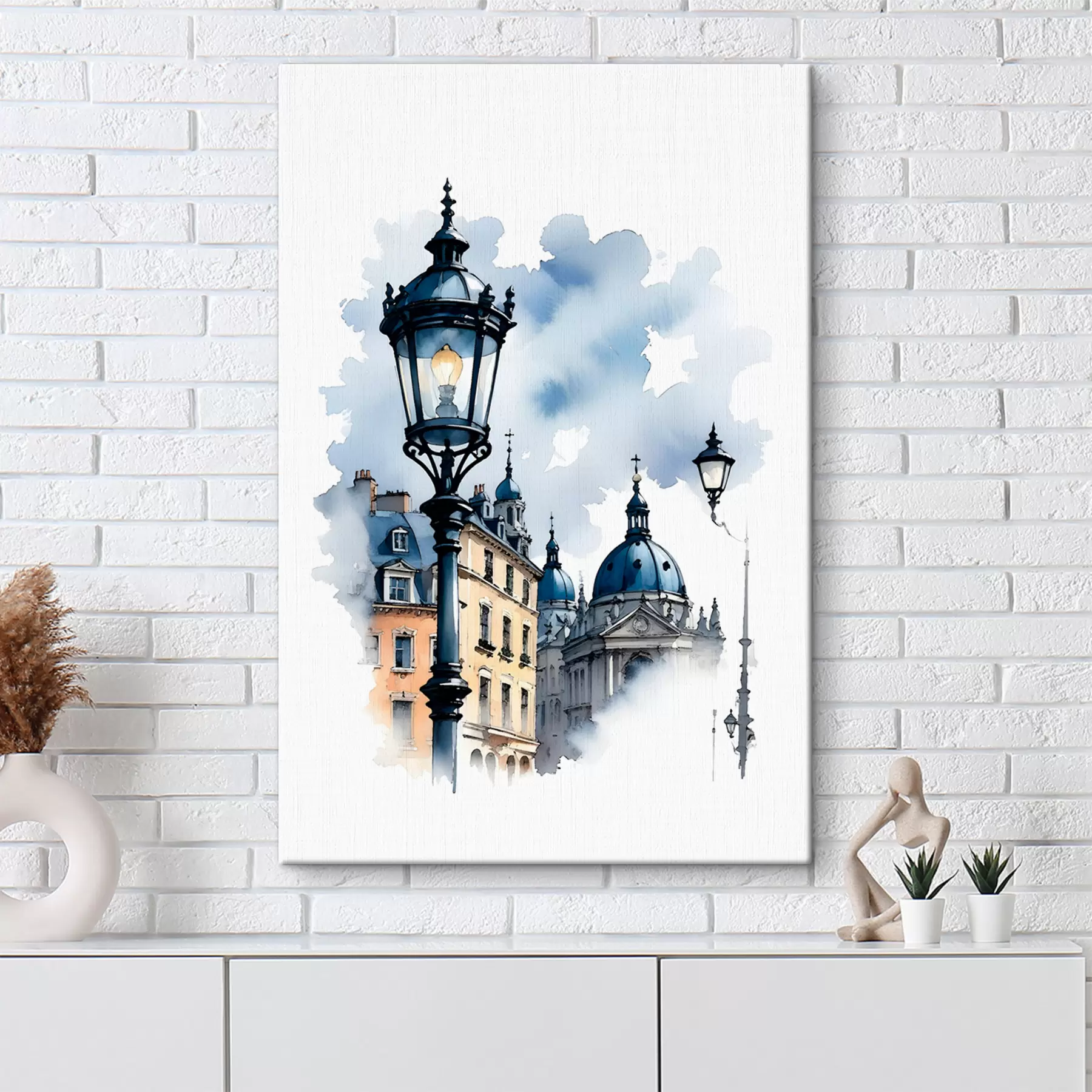 Fototapete Eine reich verzierte Straßenlaterne mit einem kuppelförmigen Gebäude an einem bewölkten Tag s38364