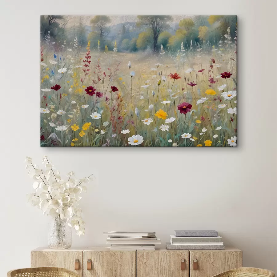 Wandbilder Eine bunte Wiese mit Wildblumen mit einem verschwommenen Wald im Hintergrund s38368