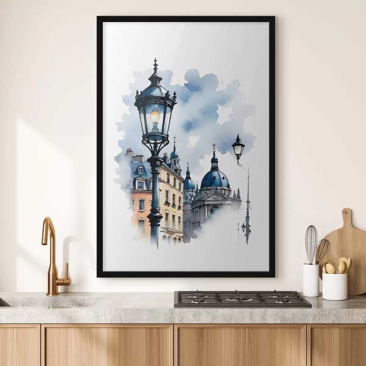 Poster Eine reich verzierte Straßenlaterne mit einem kuppelförmigen Gebäude an einem bewölkten Tag f38364