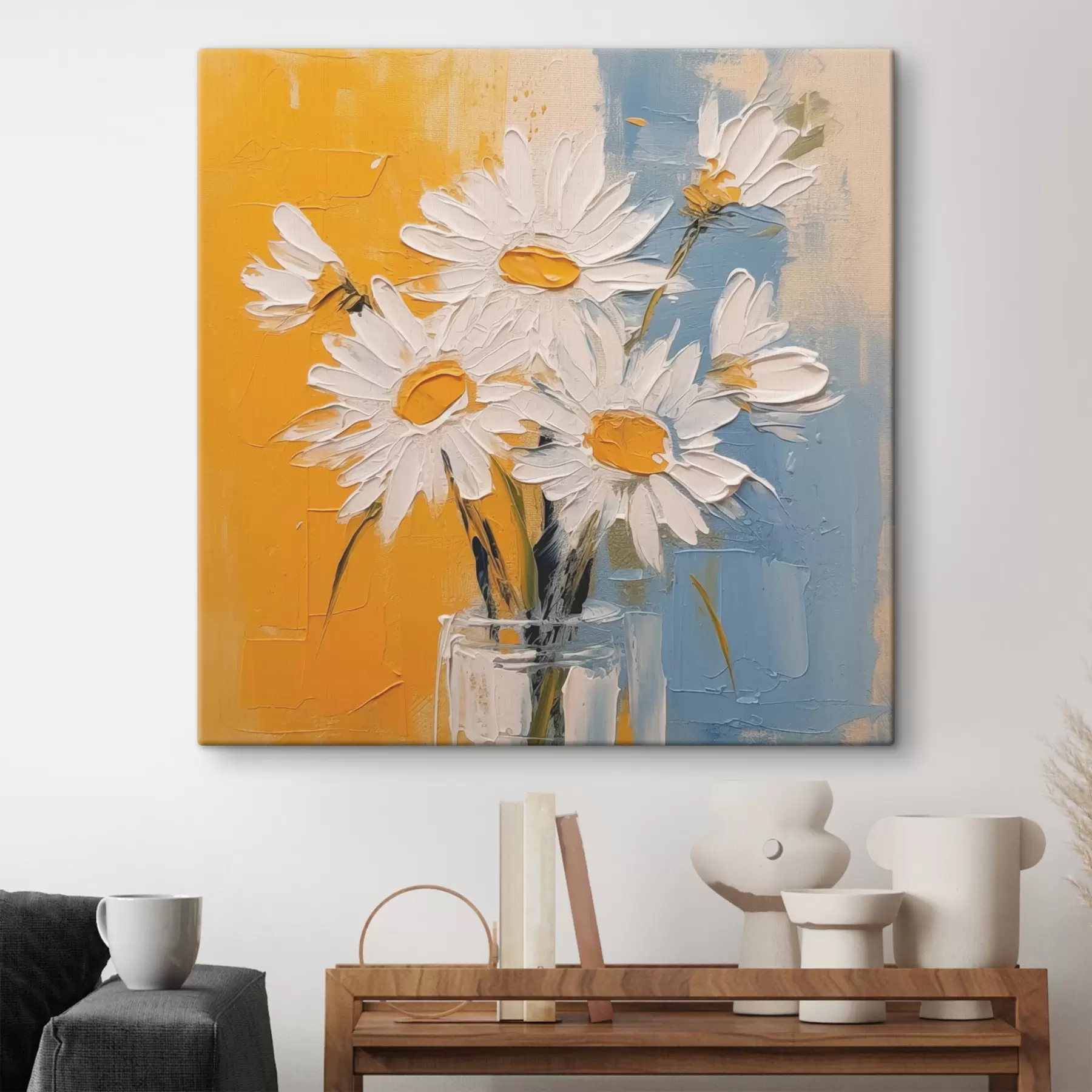 Fototapete Weiße Gänseblümchen in einer Glasvase auf blauem und gelbem Hintergrund, Imitation eines Ölgemäldes, große Striche s38907