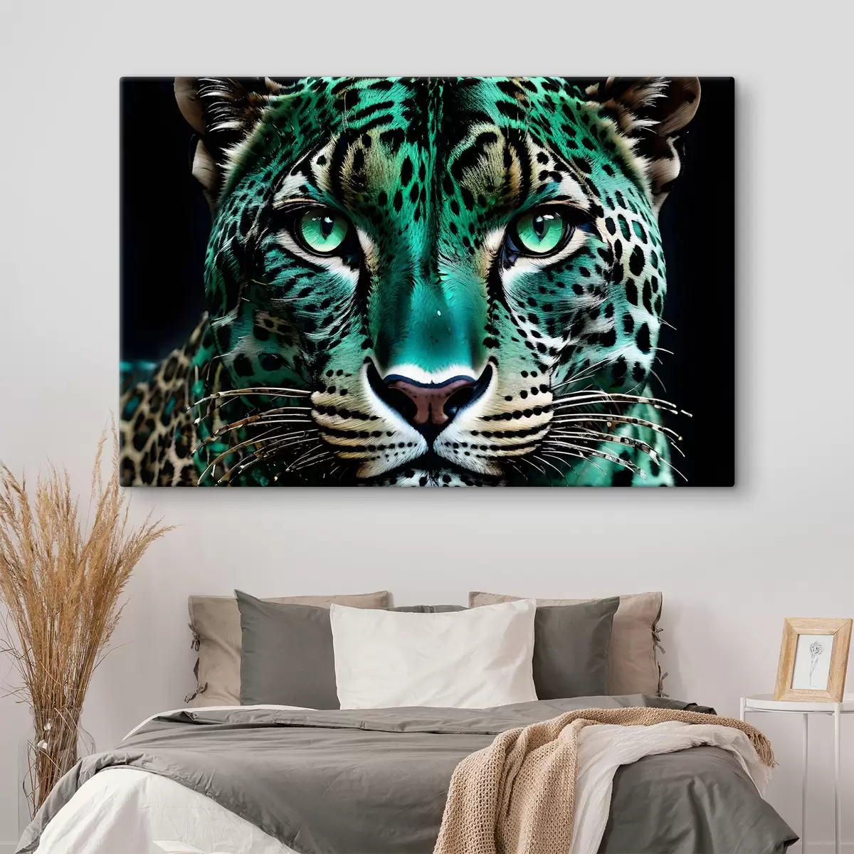 Wandbilder Ein Nahaufnahmeporträt eines wilden Leoparden mit grünen Augen und leuchtend türkisfarbenem und schwarz geflecktem Fell s38979