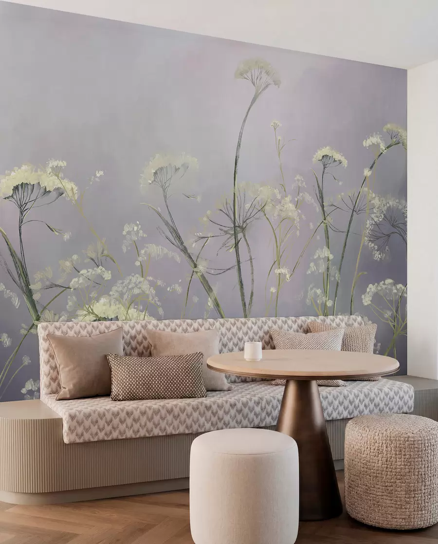 Fototapete Weiße Wildblumen in einem nebligen Feld mit weichem, verschwommenem grauem Hintergrund w00903