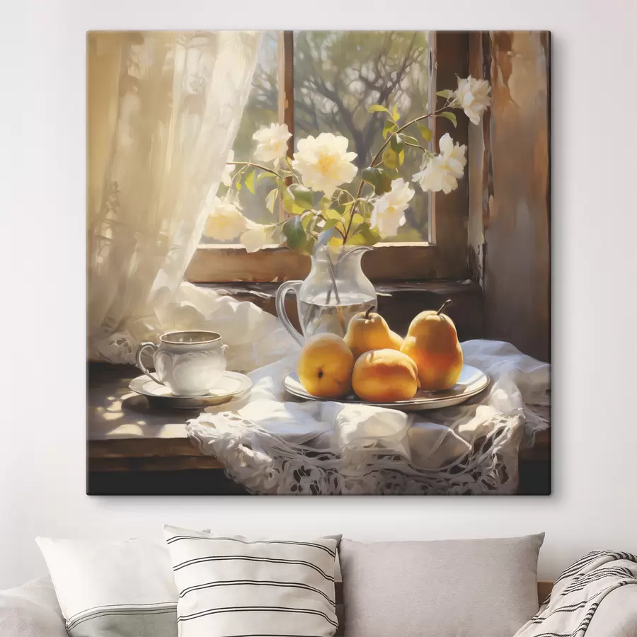 Wandbilder Rustikales Stillleben mit gelben reifen Birnen auf einem Teller auf einem Tisch am Fenster, weiße Rosen in einem Glaskrug, weiße Spitzenvorhänge s39129