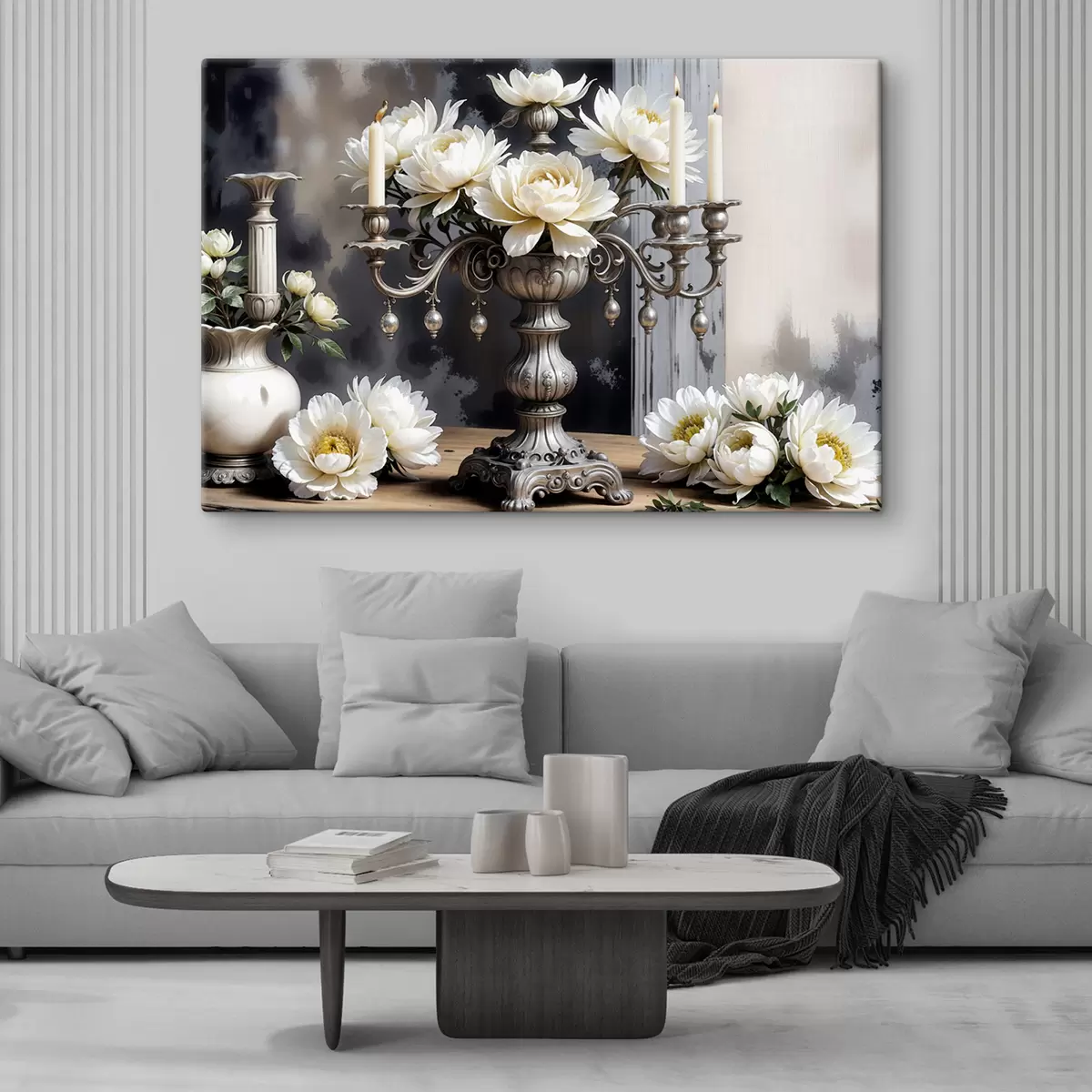 Wandbilder Ein Strauß großer weißer Dahlienblüten in einer verzierten silbernen Vase, umgeben von brennenden Kerzen auf einem Holztisch s39384