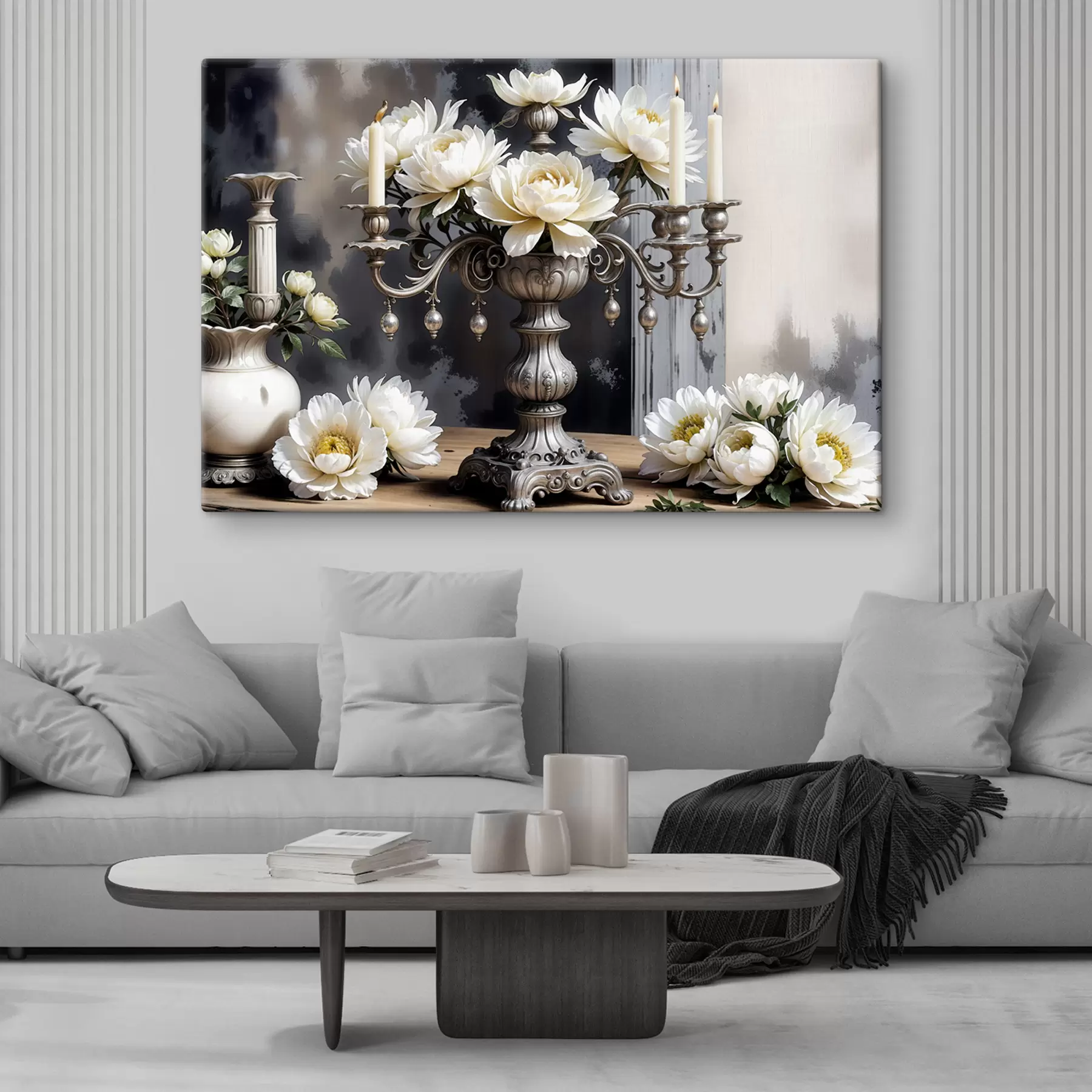 Wandbilder Ein Strauß großer weißer Dahlienblüten in einer verzierten silbernen Vase, umgeben von brennenden Kerzen auf einem Holztisch s39384