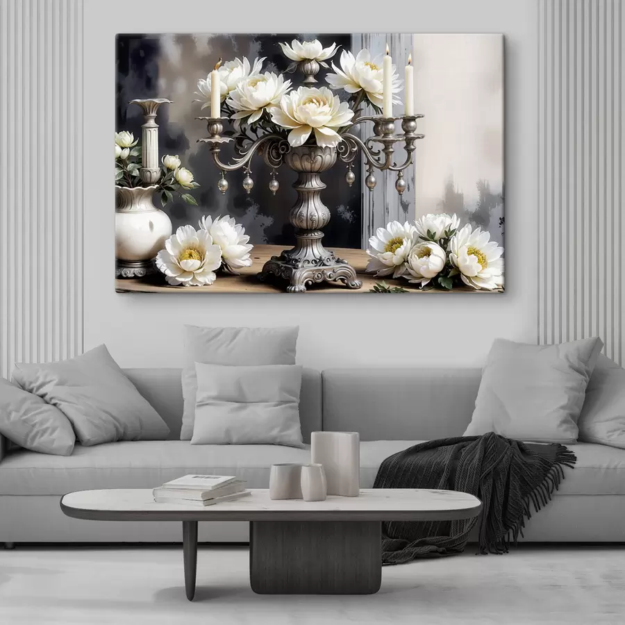 Fototapete Ein Strauß großer weißer Dahlienblüten in einer verzierten silbernen Vase, umgeben von brennenden Kerzen auf einem Holztisch s39384