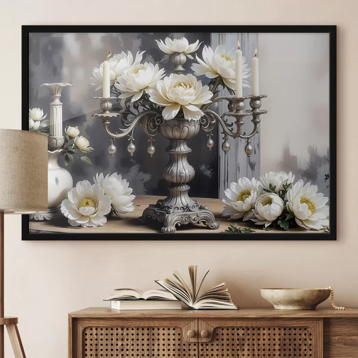 Poster Ein Strauß großer weißer Dahlienblüten in einer verzierten silbernen Vase, umgeben von brennenden Kerzen auf einem Holztisch f39384