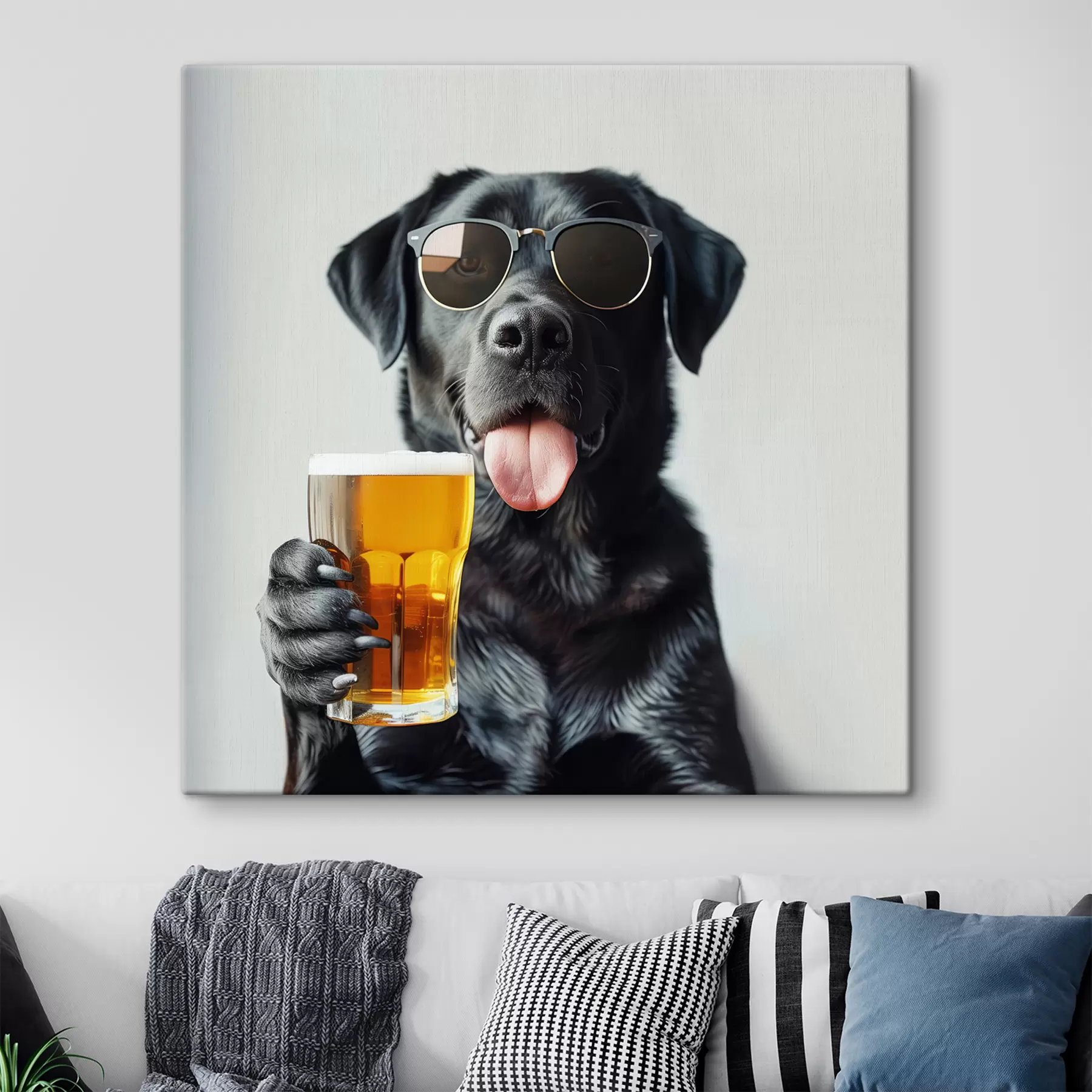 Fototapete Porträt eines schwarzen Labradors mit Sonnenbrille und einem halben Liter Bier, der direkt in die Kamera blickt s39470
