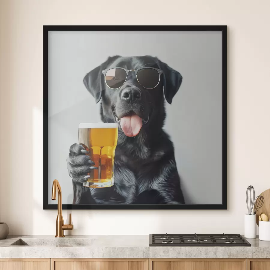 Fototapete Porträt eines schwarzen Labradors mit Sonnenbrille und einem Bierkrug in der Hand, der direkt in die Kamera schaut f39470