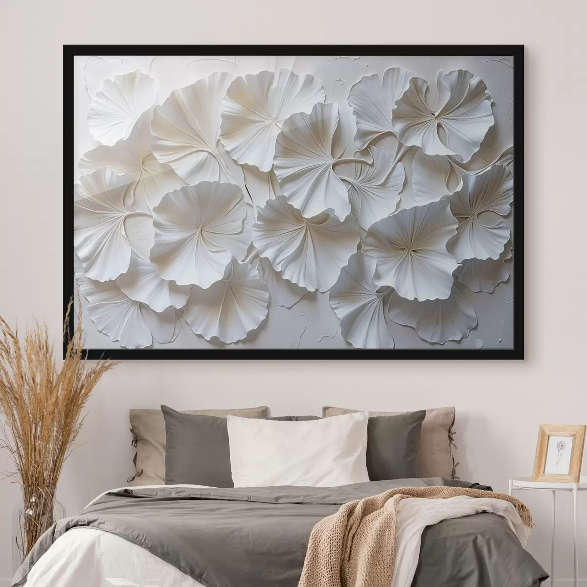 Poster Zarte weiße Blüten in einem natürlichen, organischen Muster auf hellem Hintergrund angeordnet f39510