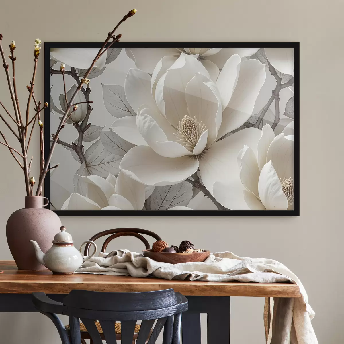 Poster Weiße Magnolienblüte mit zarten Blütenblättern, umgeben von grünen Blättern vor hellem Hintergrund f39527