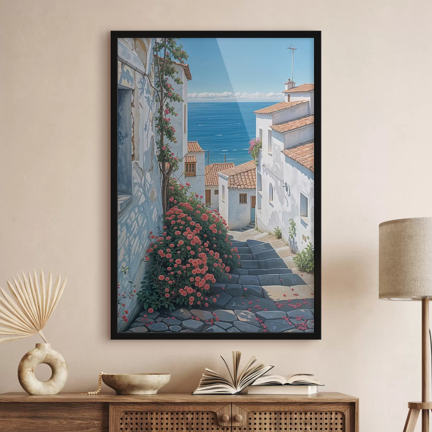 Fototapete Eine schmale Straße in einer Küstenstadt mit weißen Gebäuden, roten Ziegeldächern und leuchtend rosa Blumen f39532