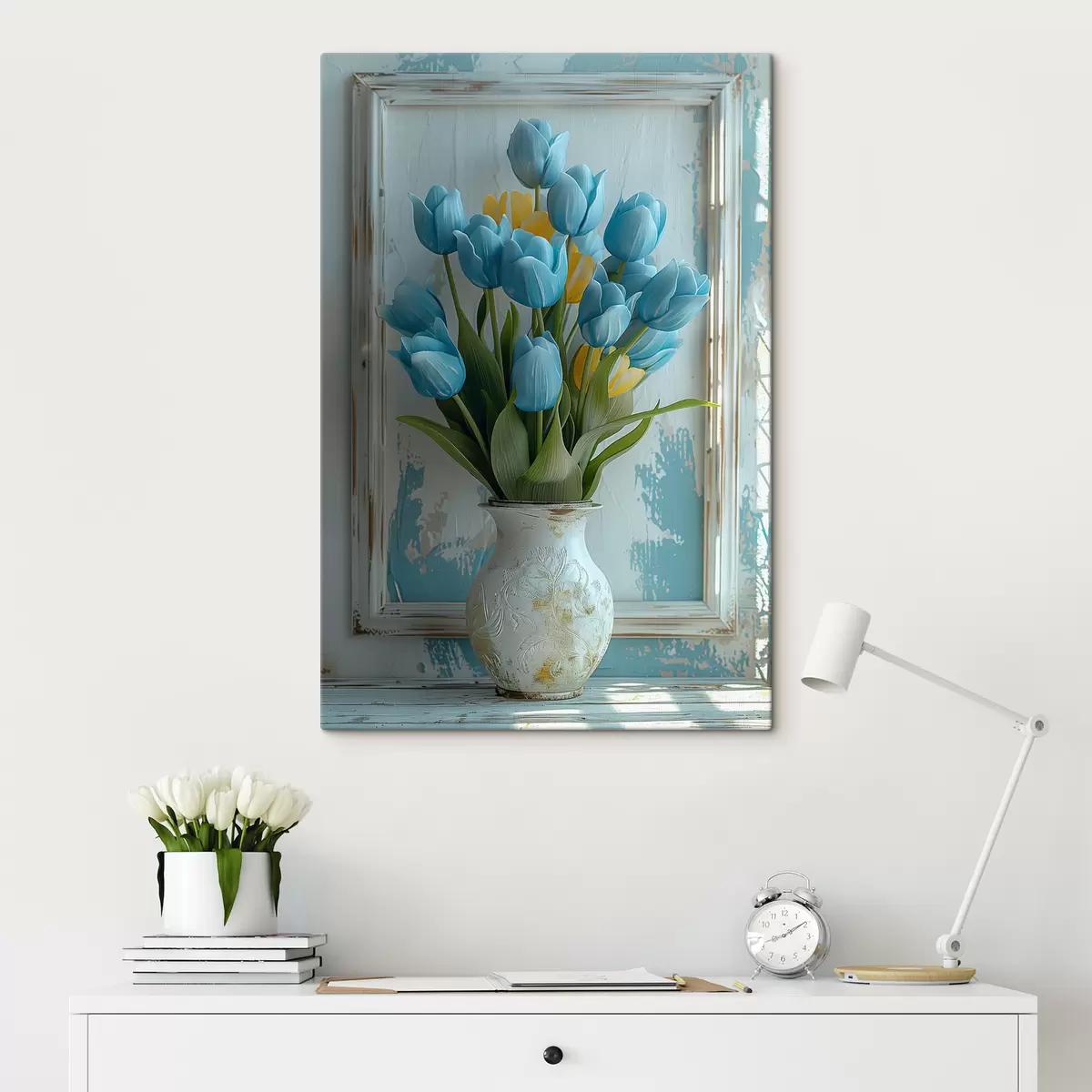 Wandbilder Blaue und gelbe Tulpen in 3D: elegantes Wandbild mit weißem Rahmen, weißem und hellblauem Hintergrund und gravierter Vase s39636