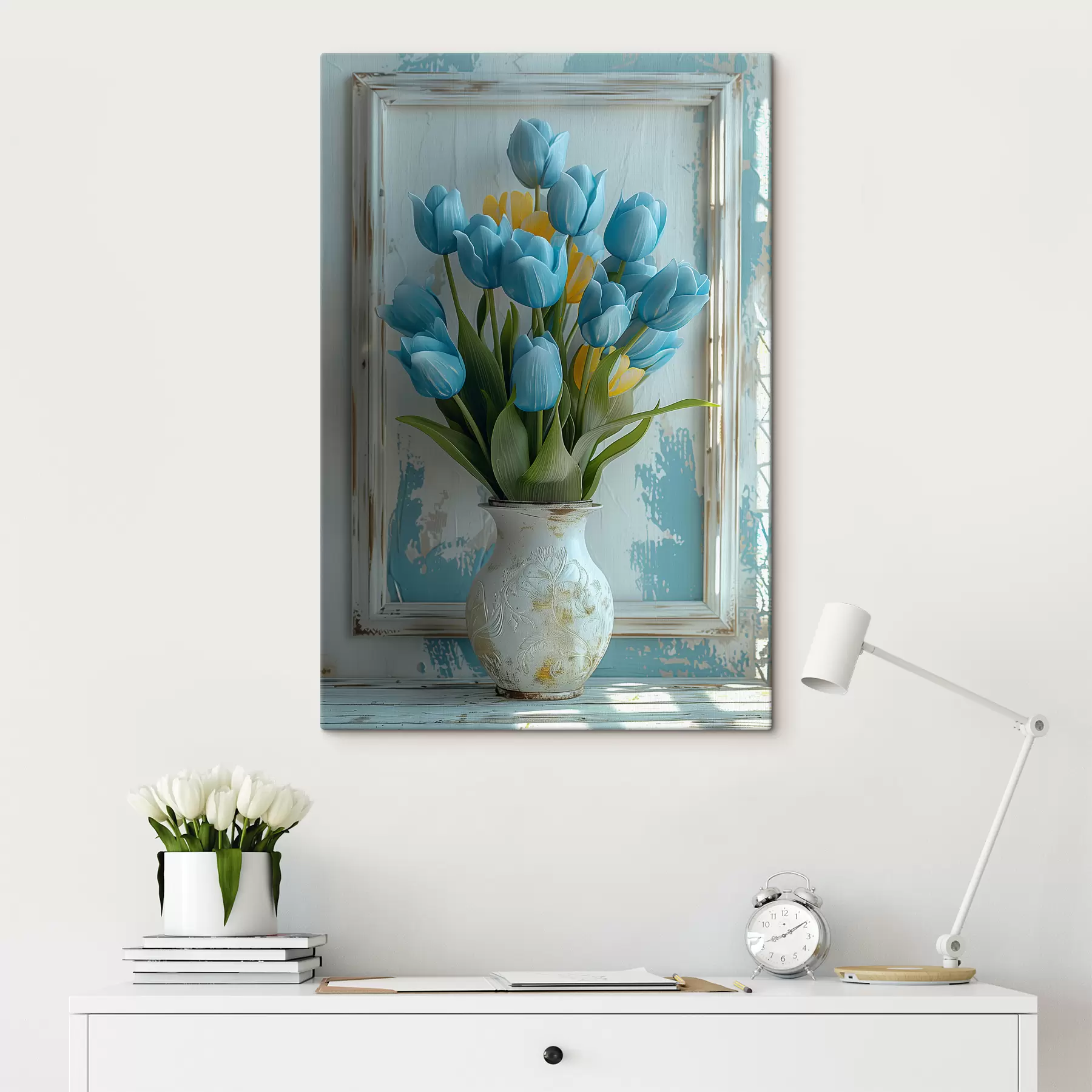 Fototapete Blaue und gelbe Tulpen in 3D: elegantes Wandbild mit weißem Rahmen, weißem und hellblauem Hintergrund und gravierter Vase s39636
