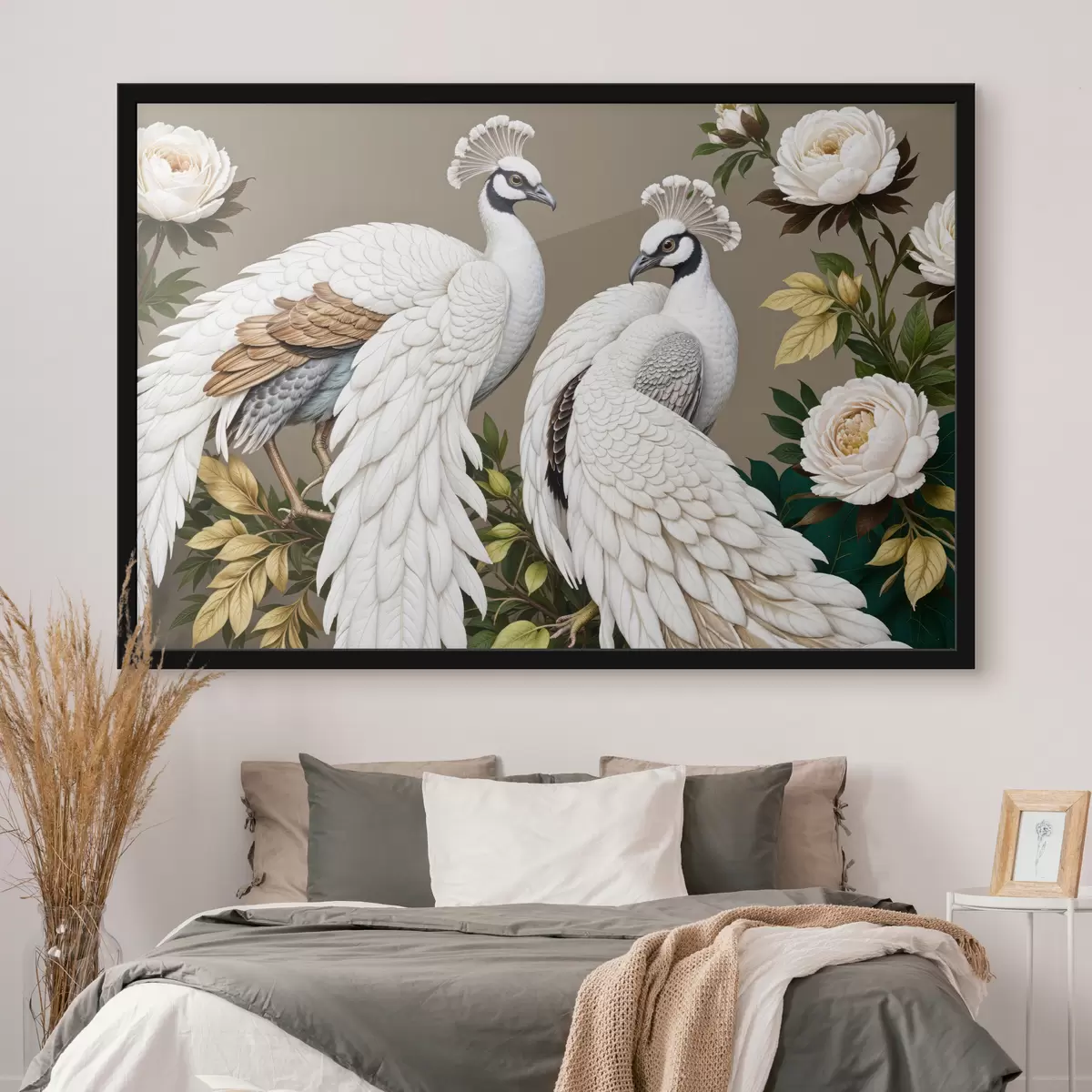 Poster Zwei weiße Pfauen mit verzierten Federn sitzen auf einem Ast mit Blumen f40022