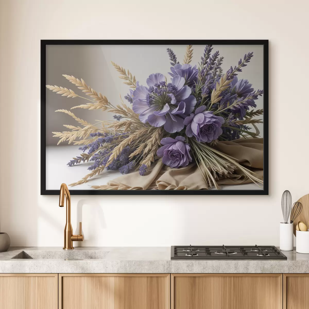Poster Ein Strauß violetter Blumen, darunter Pfingstrosen und Lavendel, mit Weizenhalmen auf hellem Hintergrund f40030