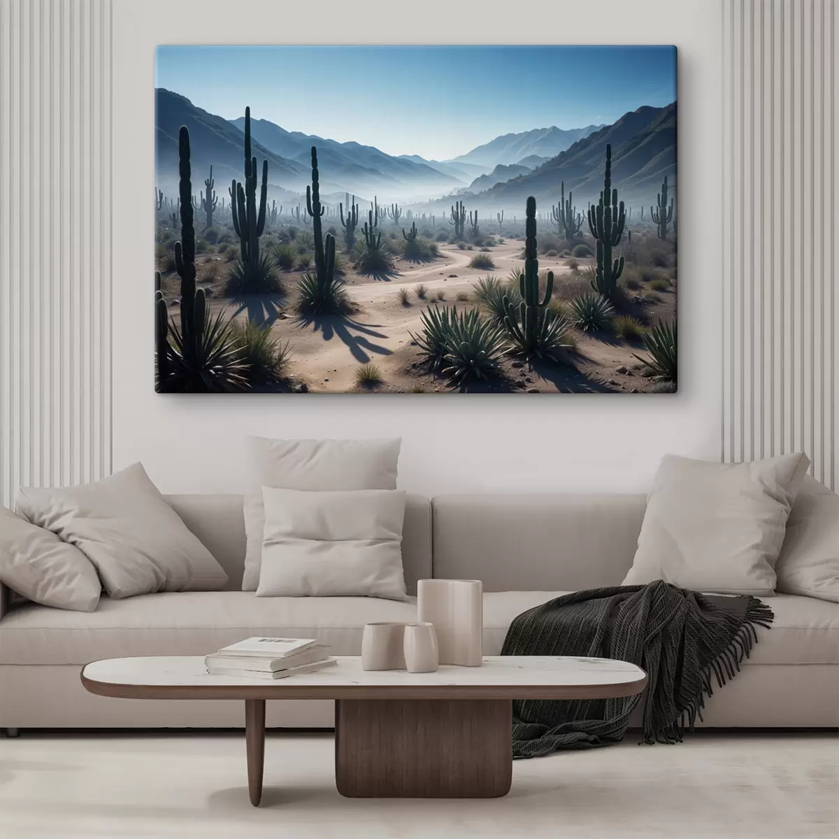 Wandbilder Eine Wüstenlandschaft mit hohen Kakteen und Yucca-Pflanzen im Vordergrund, umgeben von dunstigen Bergen s40153