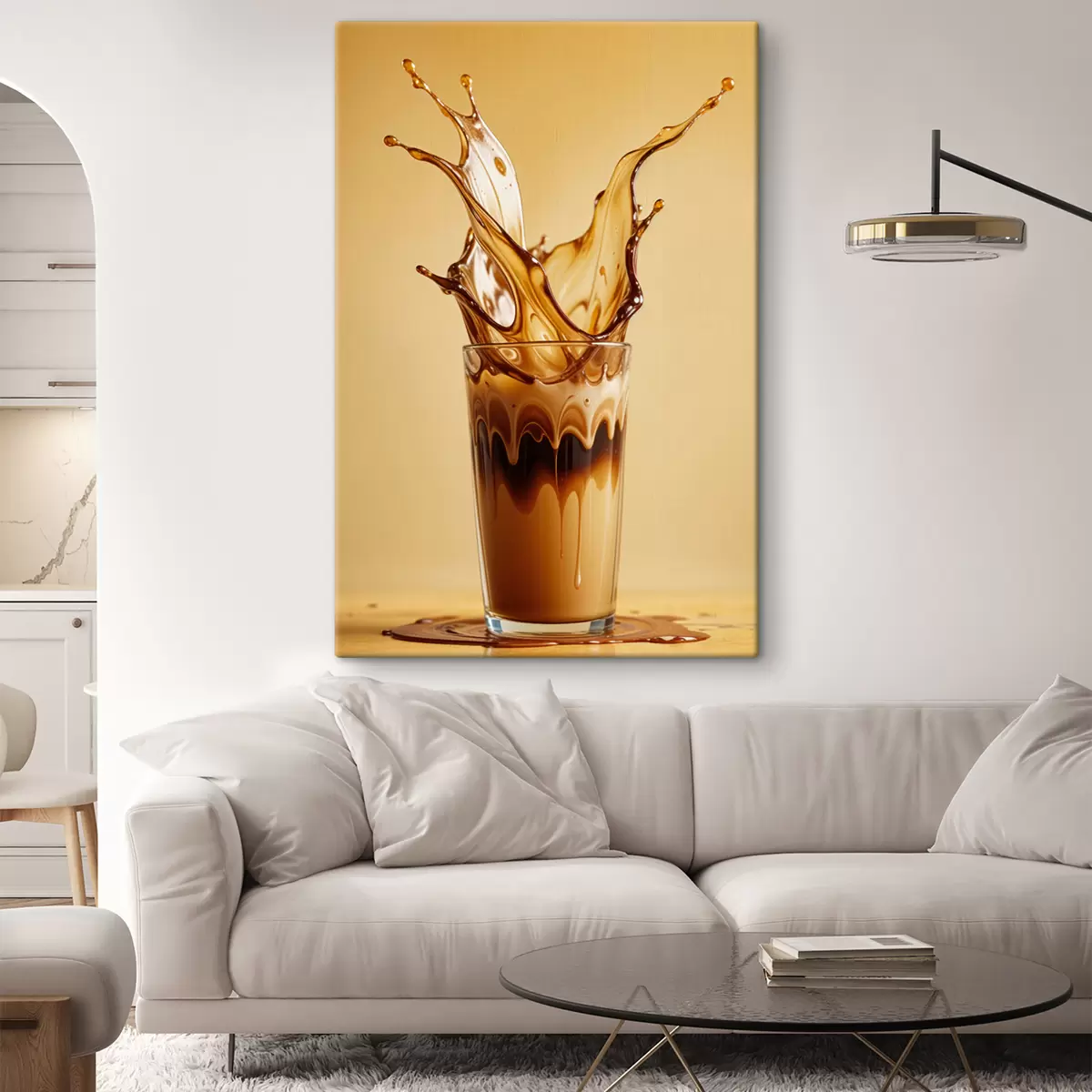 Wandbilder Ein mit Kaffee gefülltes Glas mit einem dramatischen Spritzeffekt, der ein abstraktes und dynamisches Bild erzeugt s40165