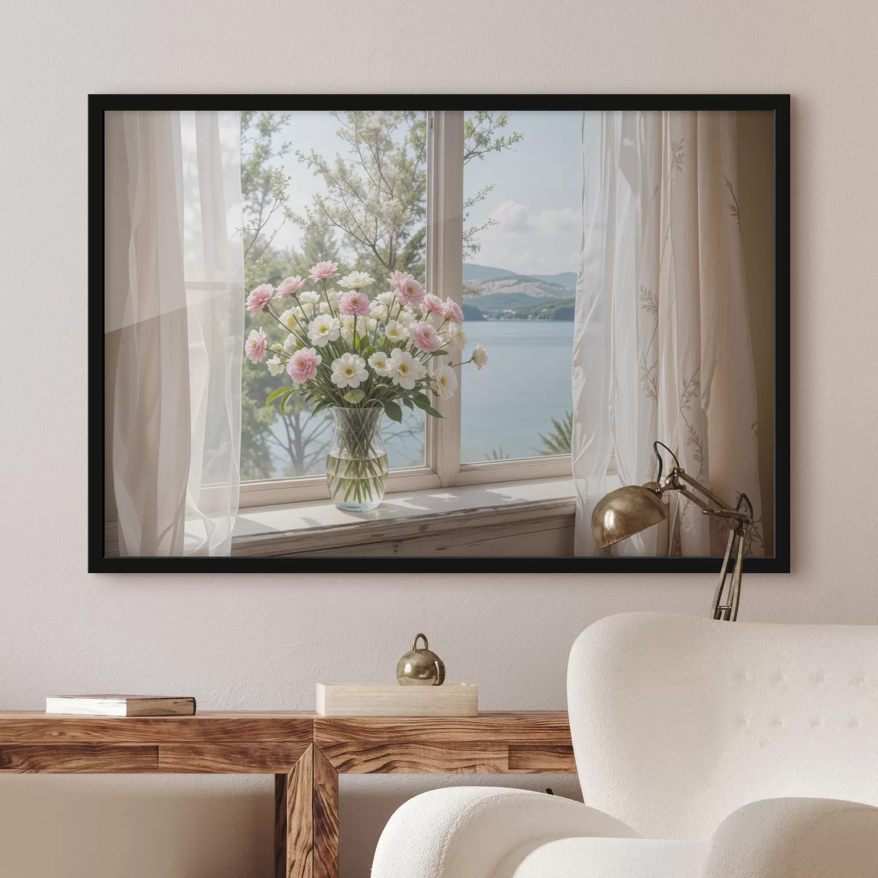 Fototapete Ein Strauß rosafarbener und weißer Blumen in einer Glasvase auf einer Fensterbank mit malerischem Blick auf See und Berge f40151