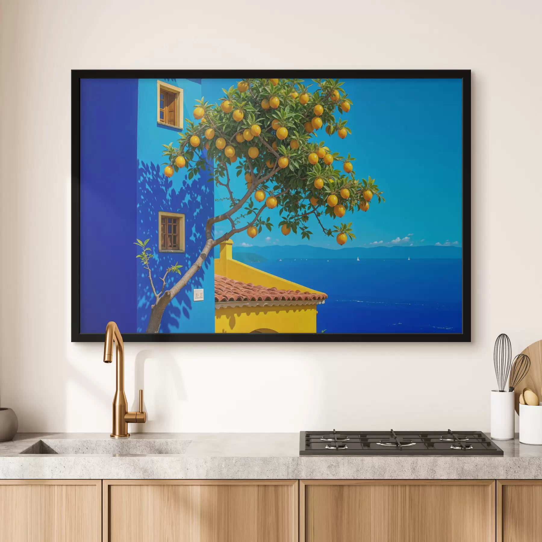 Wandbilder Ein Orangenbaum mit reifen Früchten wächst auf einem Gebäude mit blauer Wand und Ziegeldach mit Blick auf den Ozean f40159