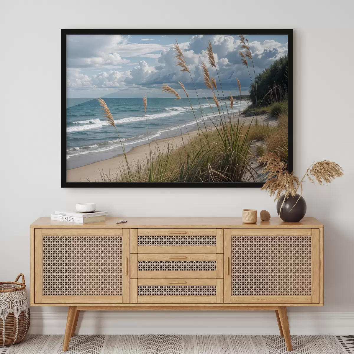 Poster Ein malerischer Strand mit hohem Gras, das im Wind weht, mit Blick auf das Meer mit brechenden Wellen und einem bewölkten Himmel f40161