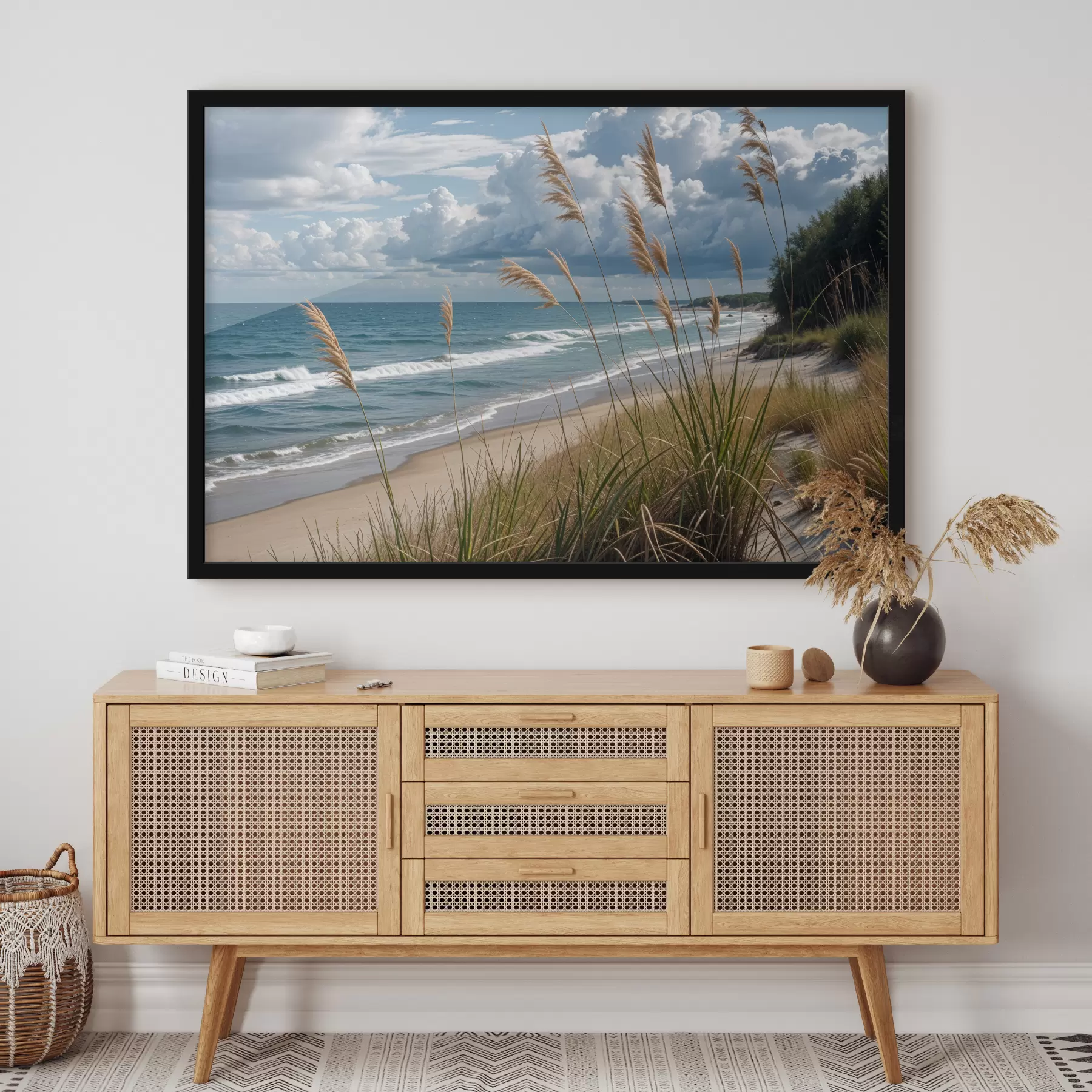 Fototapete Ein malerischer Strand mit hohem Gras, das im Wind weht, mit Blick auf das Meer mit brechenden Wellen und einem bewölkten Himmel f40161