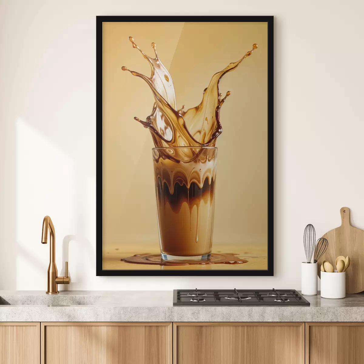 Poster Ein mit Kaffee gefülltes Glas mit einem dramatischen Spritzeffekt, der ein abstraktes und dynamisches Bild erzeugt f40165