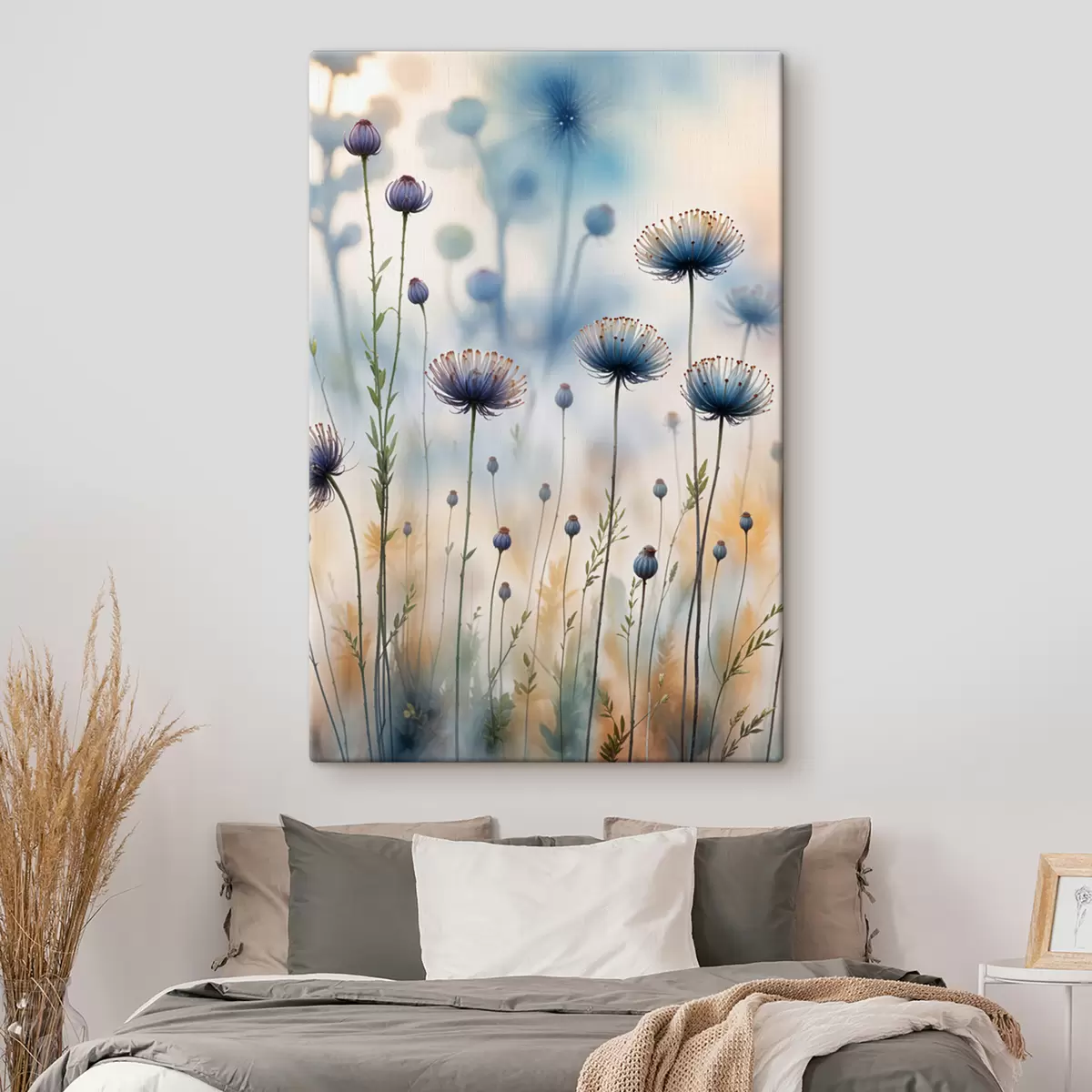 Wandbilder Hohe violette Löwenzahn-ähnliche Blüten mit verschwommenem Hintergrund, die eine heitere und verträumte Atmosphäre schaffen s40414