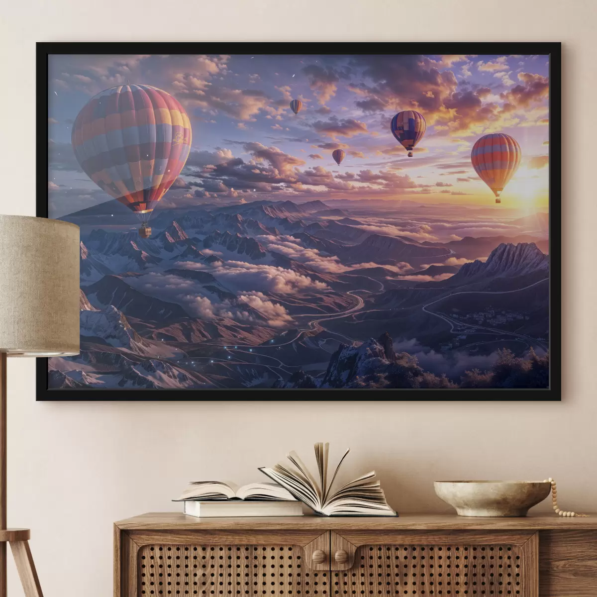 Poster Heißluftballons schweben bei Sonnenuntergang über einer Berglandschaft, mit Wolken und leuchtenden Farben am Himmel f40397