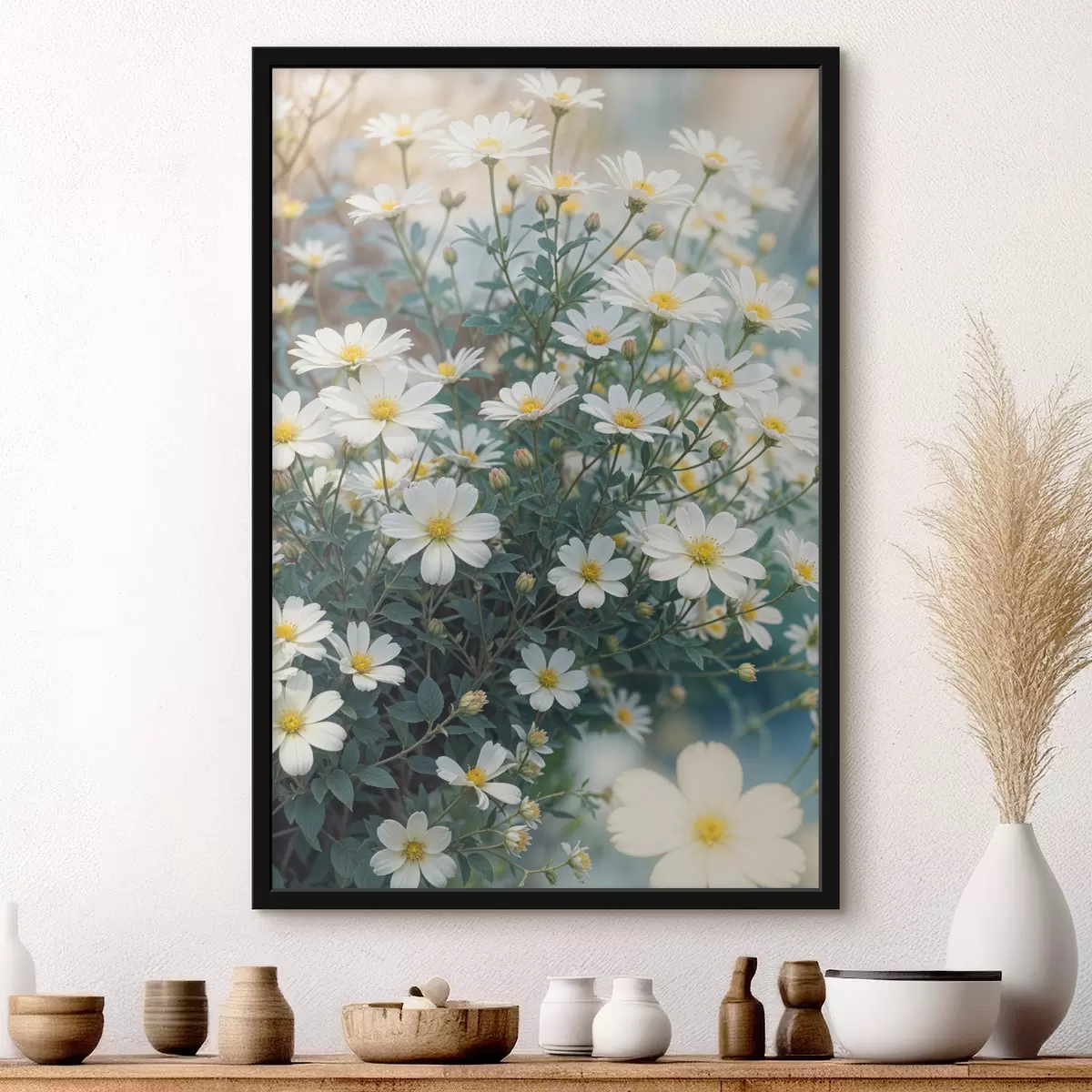 Poster Ein Feld aus weißen Gänseblümchen mit grünem Laub vor einem unscharfen Hintergrund f40413