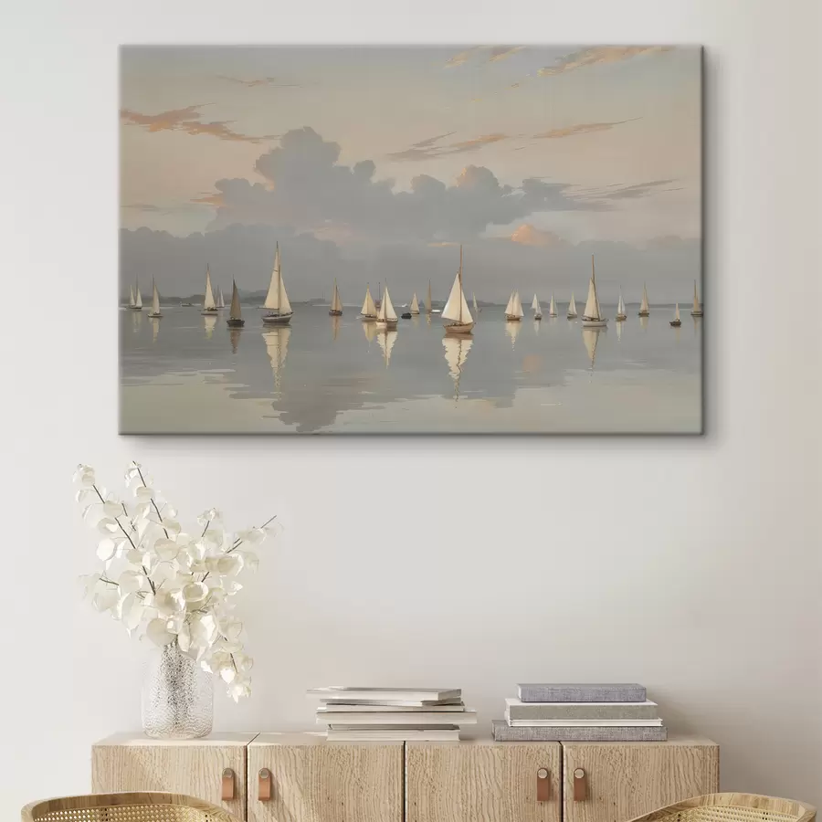 Wandbilder Eine Flotte weißer Segelboote auf einem ruhigen, spiegelnden Gewässer bei Sonnenuntergang, mit einem bewölkten Himmel im Hintergrund s40615