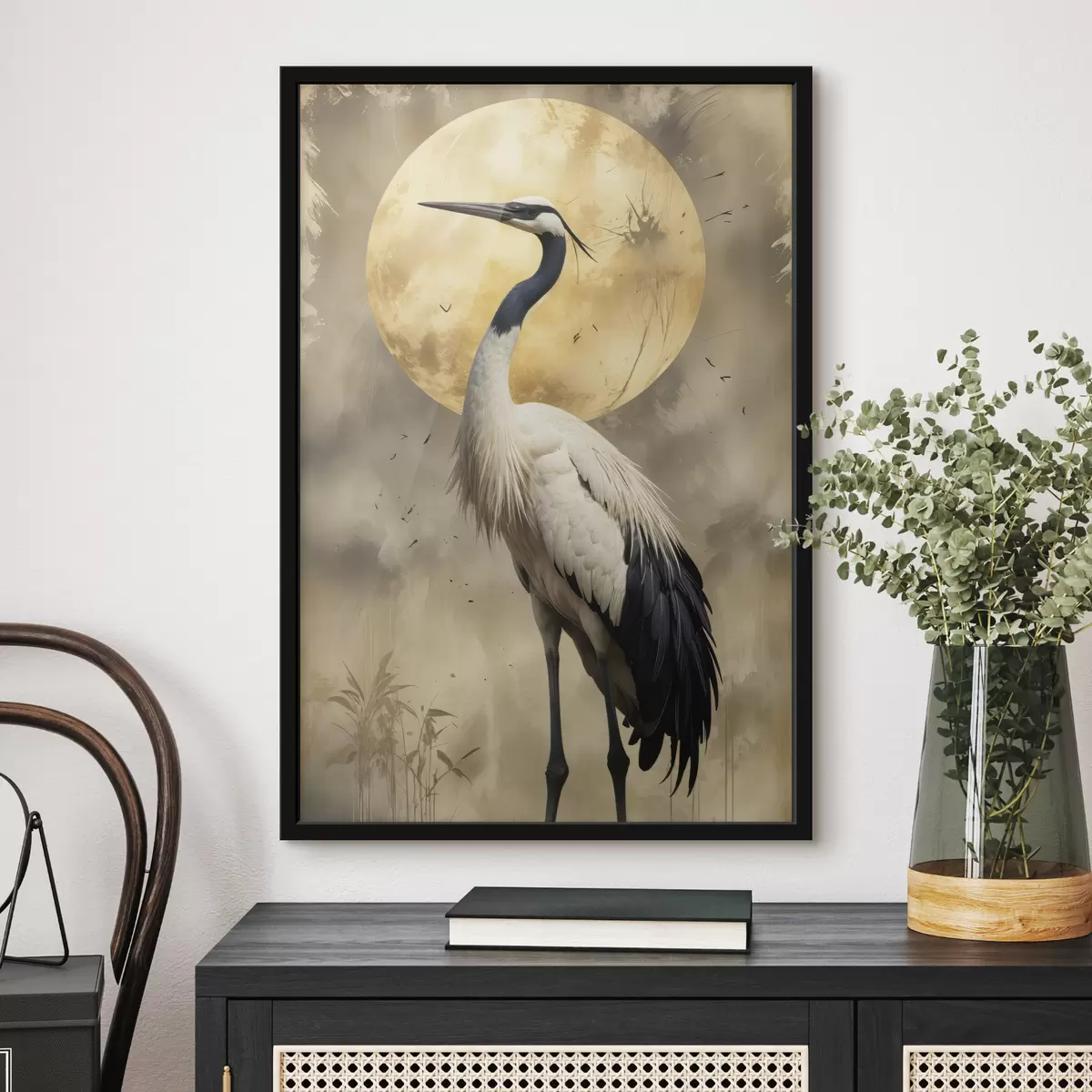 Poster Ein majestätischer grauer Kranich, der vor einem großen Vollmond steht, mit einem unscharfen natürlichen Hintergrund f40591