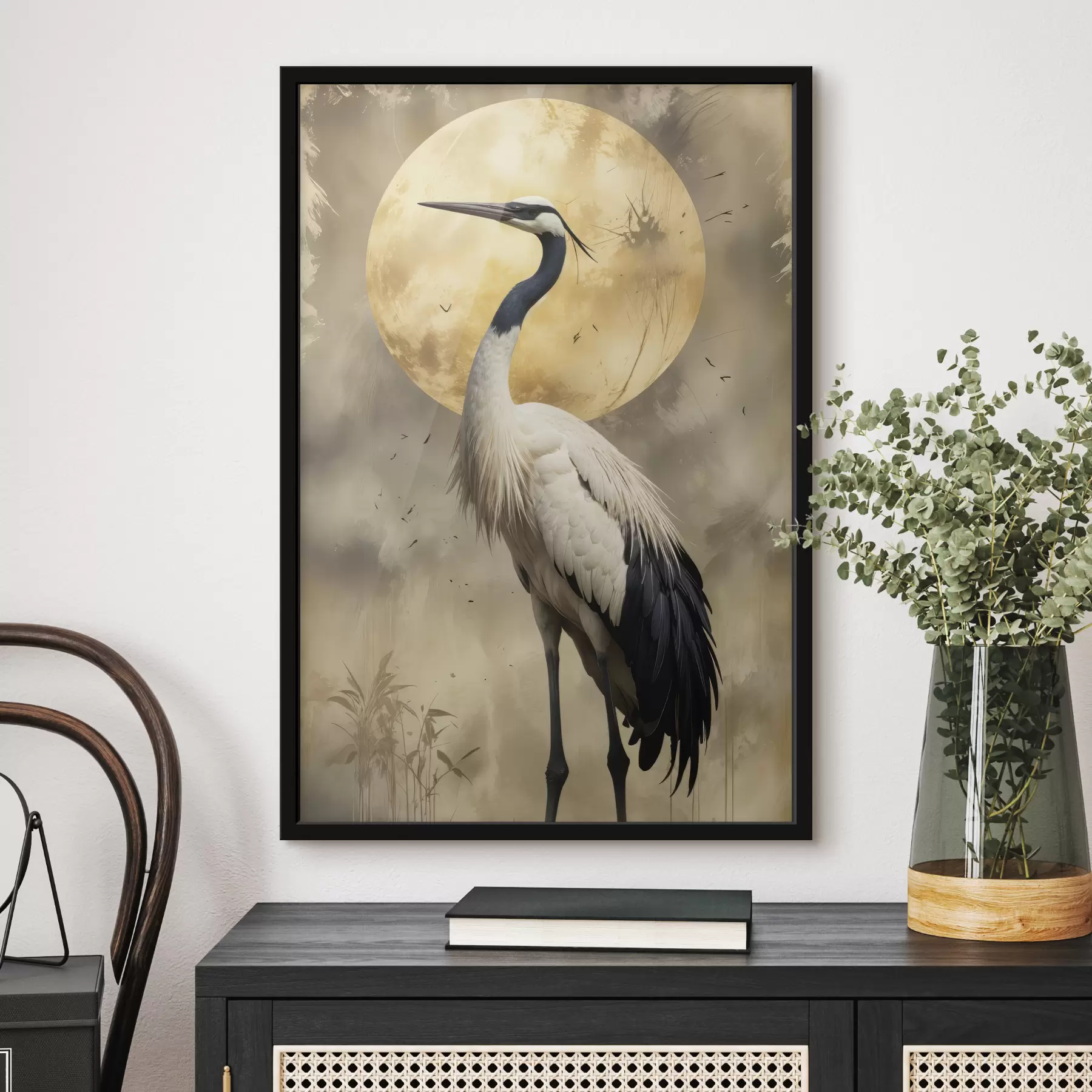 Wandbilder Ein majestätischer grauer Kranich, der vor einem großen Vollmond steht, mit einem unscharfen natürlichen Hintergrund f40591