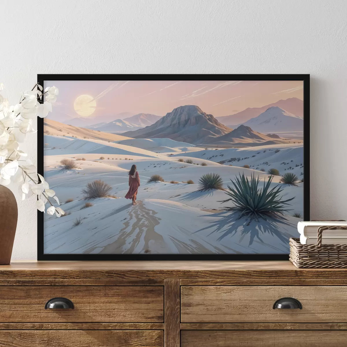 Poster Eine Frau in einem roten Kleid in einer Wüstenlandschaft mit einem Berg im Hintergrund und Sanddünen f40603