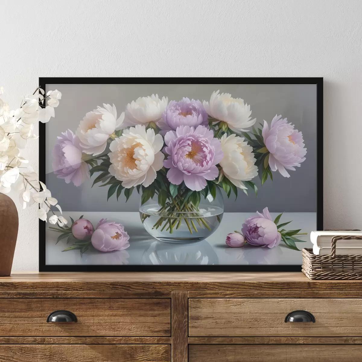 Poster Ein Strauß großer, üppiger weißer und rosa Pfingstrosen in einer Glasvase auf grauem Hintergrund f40610