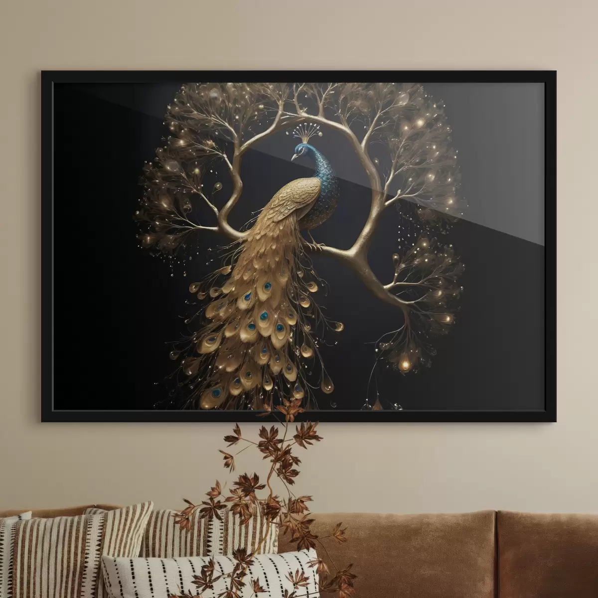 Poster Ein Pfau mit leuchtenden Federn sitzt auf einem Ast vor einem dunklen Hintergrund mit leuchtenden Bäumen f40612