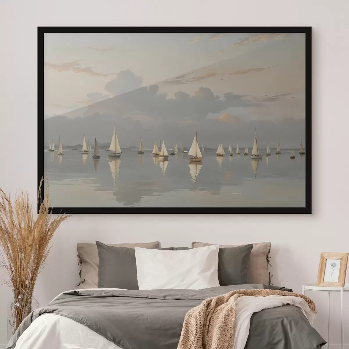 Poster Eine Flotte weißer Segelboote auf einem ruhigen, spiegelnden Gewässer bei Sonnenuntergang, mit einem bewölkten Himmel im Hintergrund f40615