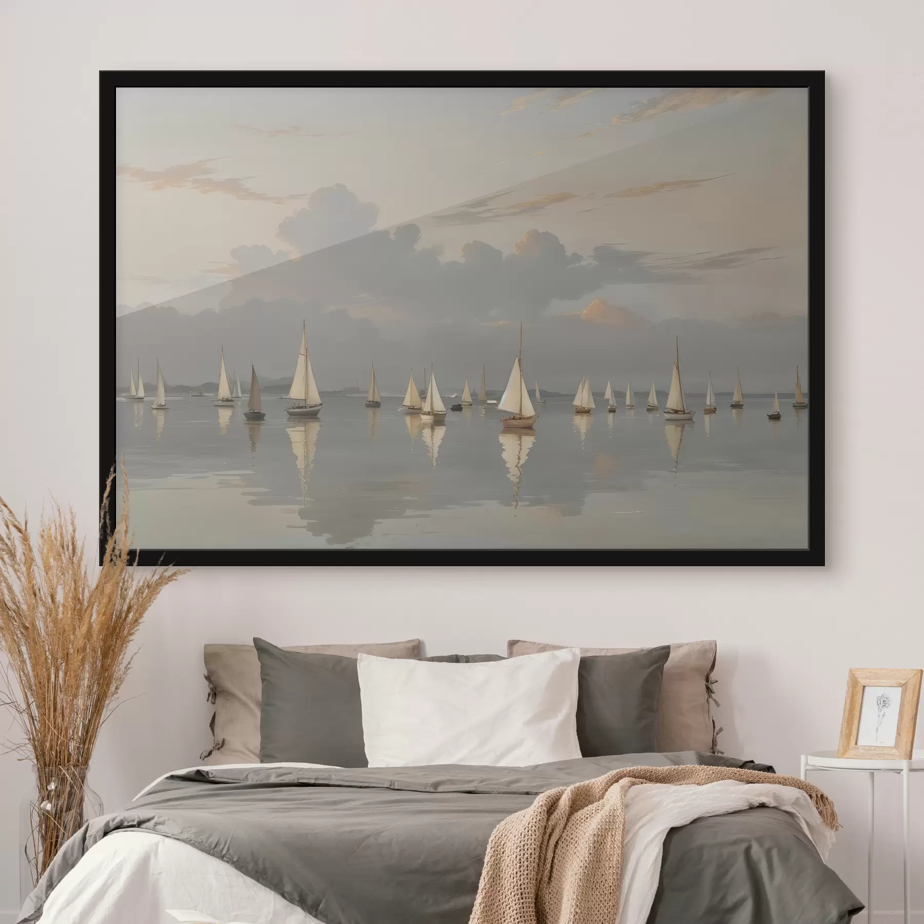 Fototapete Eine Flotte weißer Segelboote auf einem ruhigen, spiegelnden Gewässer bei Sonnenuntergang, mit einem bewölkten Himmel im Hintergrund f40615