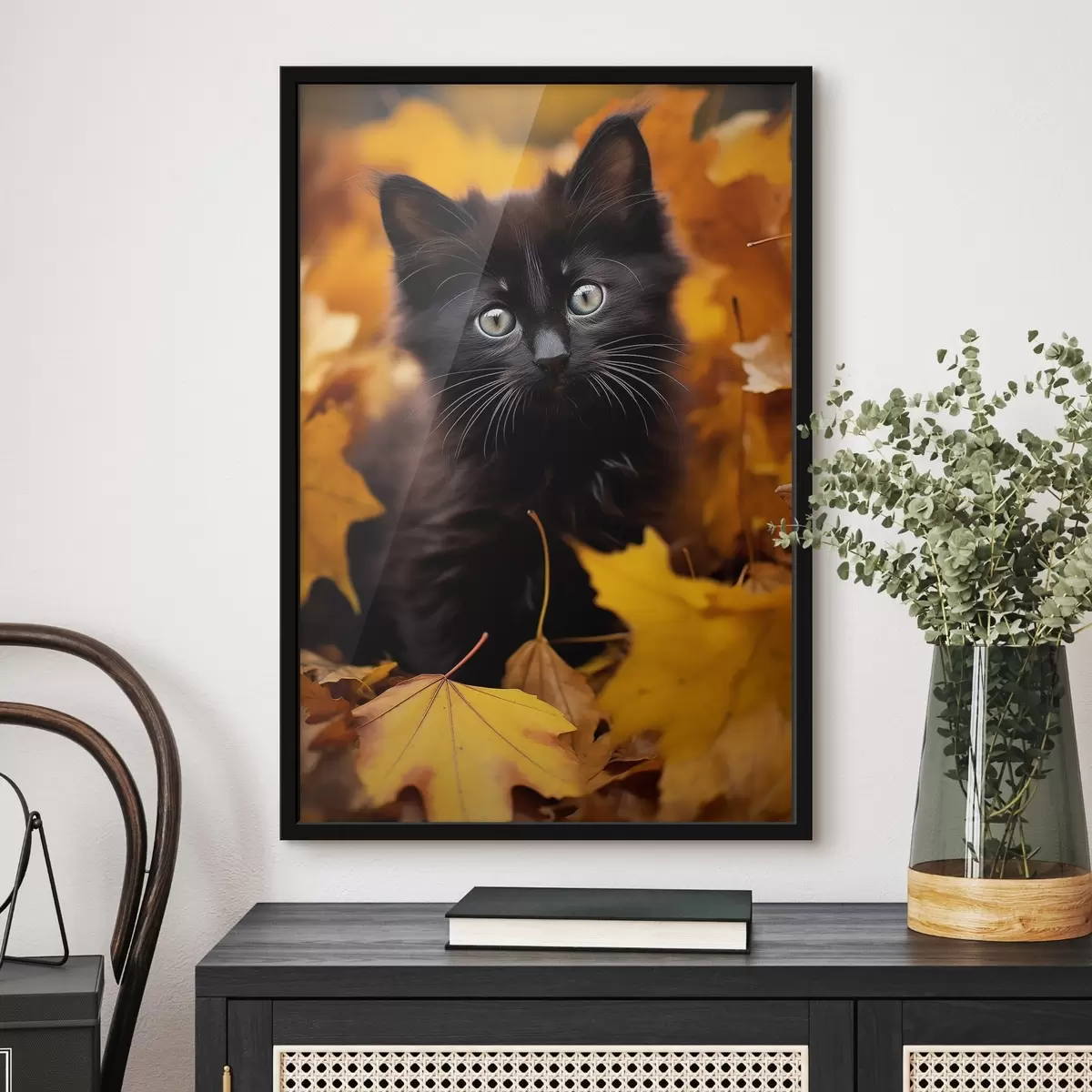 Poster Niedliche schwarze Katze im Herbstwald f41119