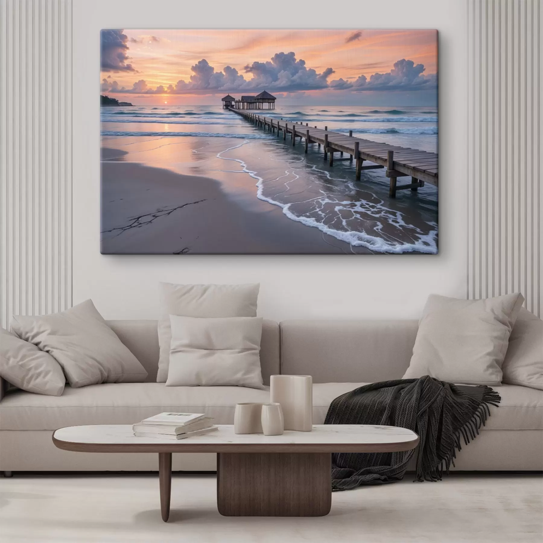 Fototapete Ein hölzerner Steg, der in einen ruhigen Ozean bei Sonnenuntergang mit bunten Wolken hineinragt s41091