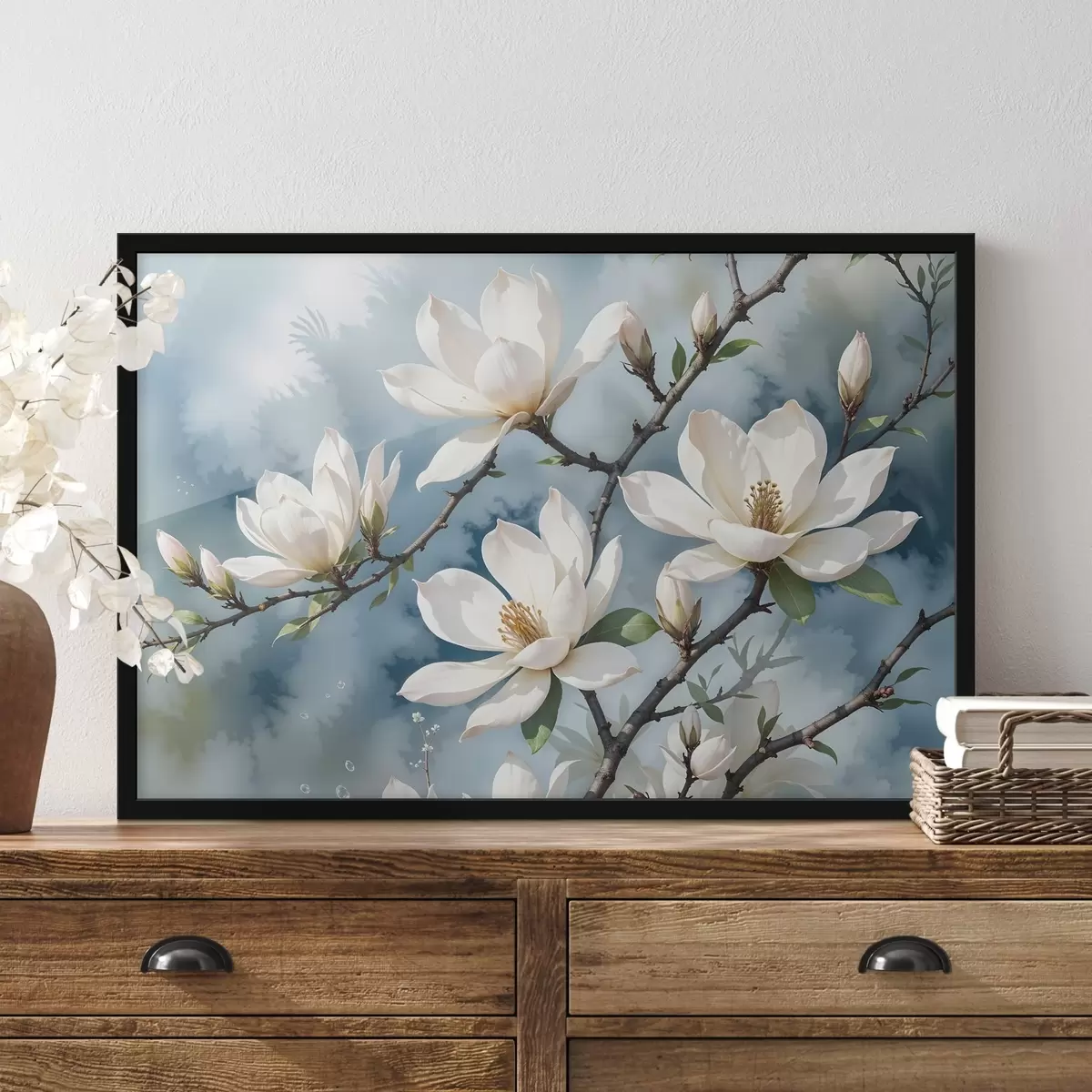 Poster Weiße Magnolienblüten auf Baumzweigen vor einem weichen aquarellblauen Himmelshintergrund f41081