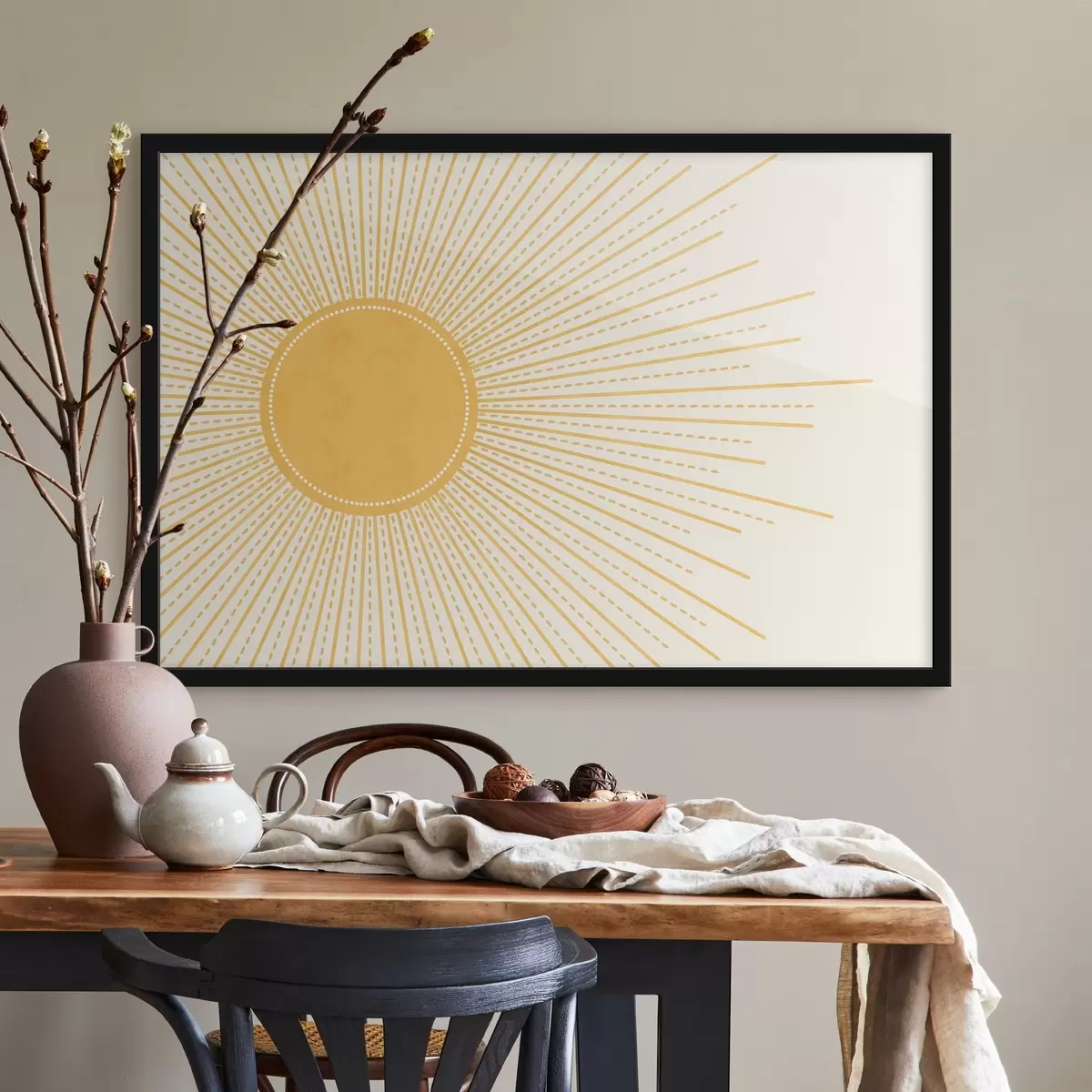 Poster Eine leuchtend gelbe Sonne mit strahlenden Sonnenstrahlen vor einem hellen Hintergrund, der eine warme und sonnige Atmosphäre schafft f41268