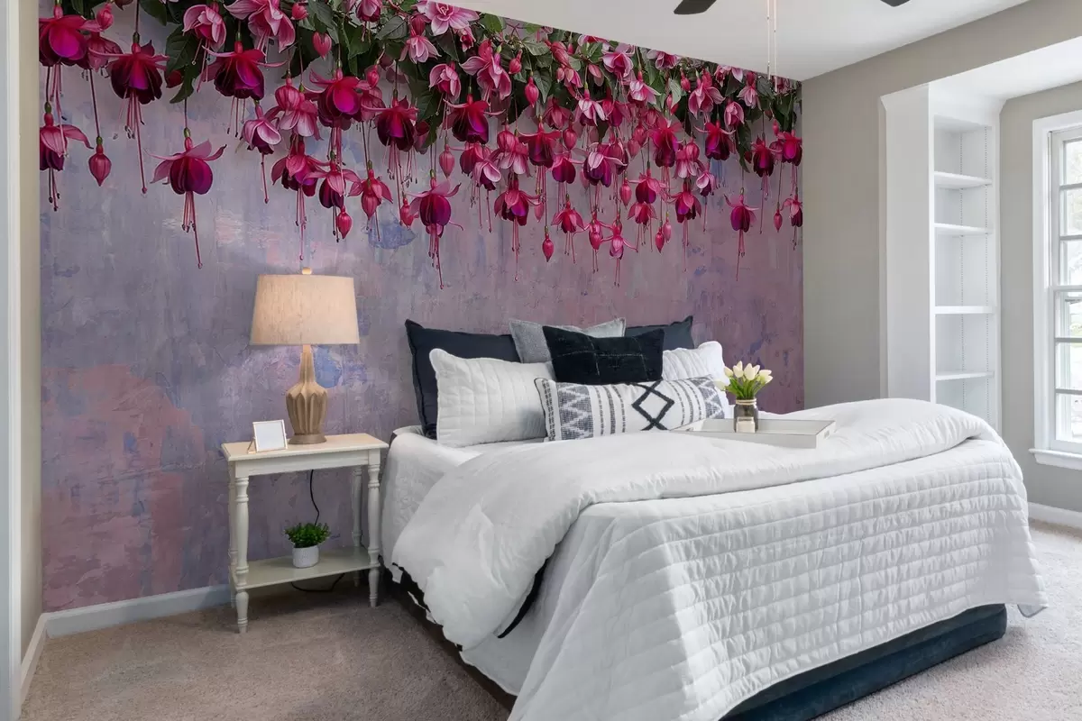 Fototapete Große fuchsia Blumen hängen von oben auf dem Hintergrund einer Retro-Wand mit Nachahmung von Schrammen w02132