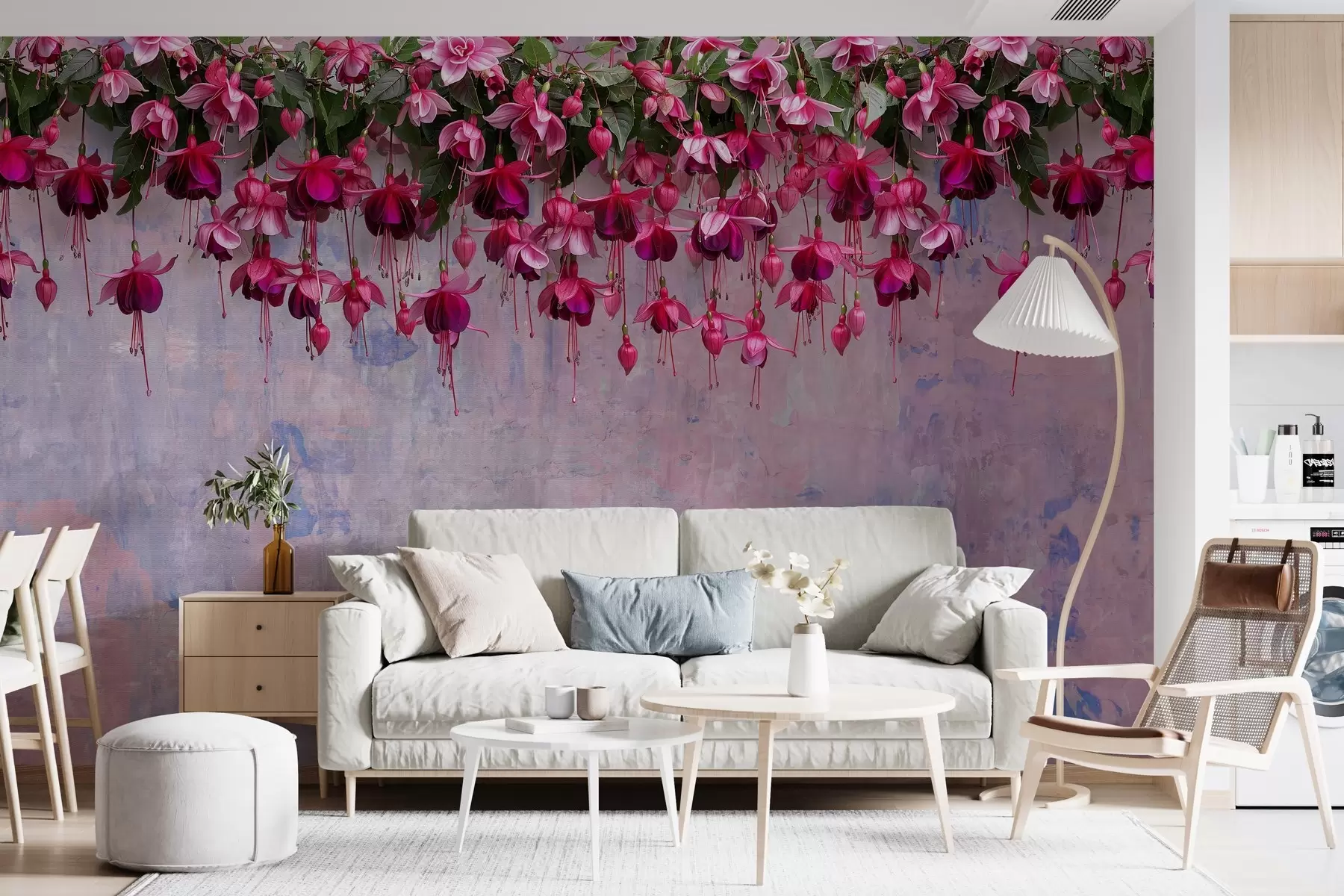 Fototapete Große fuchsia Blumen hängen von oben auf dem Hintergrund einer Retro-Wand mit Nachahmung von Schrammen w02132