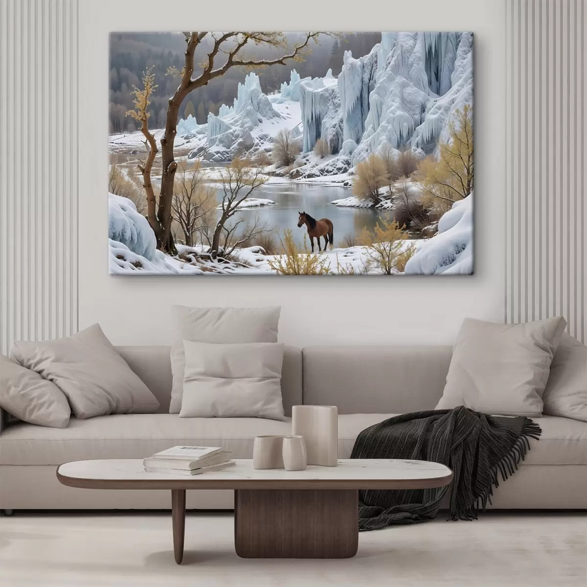 Wandbilder Eine verschneite Winterlandschaft mit einem zugefrorenen See, hoch aufragenden eisigen Klippen und einem im Vordergrund stehenden Pferd s41716