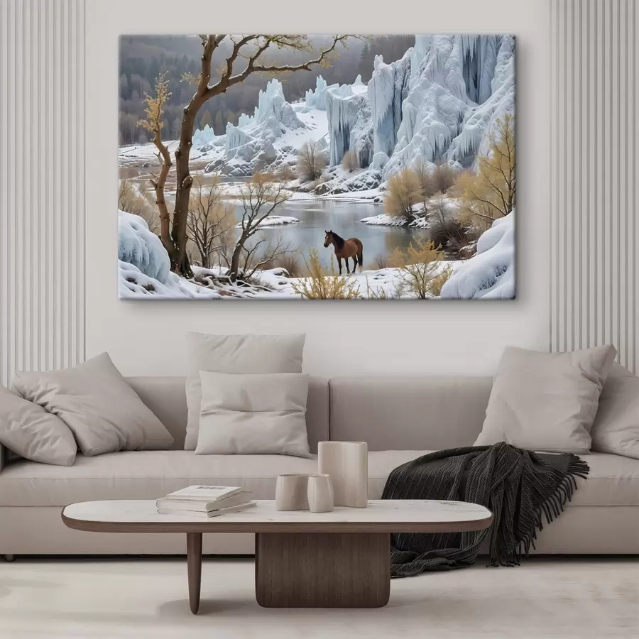 Wandbilder Eine verschneite Winterlandschaft mit einem zugefrorenen See, hoch aufragenden eisigen Klippen und einem im Vordergrund stehenden Pferd s41716