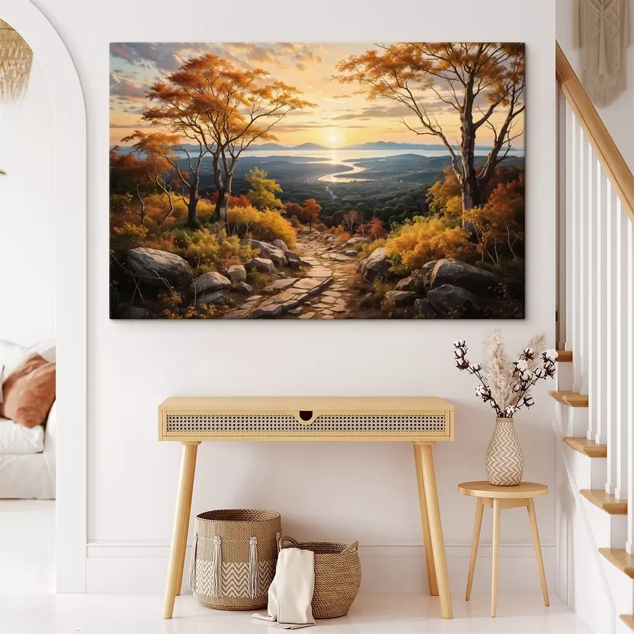 Fototapete Landschaft mit einem gewundenen Feldweg, der durch einen Wald mit herbstlich gefärbten Bäumen und einem Sonnenuntergangshimmel führt s41732