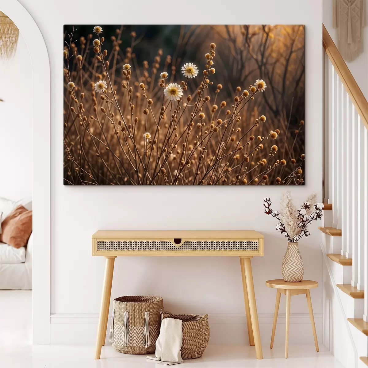 Wandbilder Weiße Gänseblümchen in einem Feld aus vertrocknetem Gras und Stängeln, im warmen Abendsonnenlicht s41735